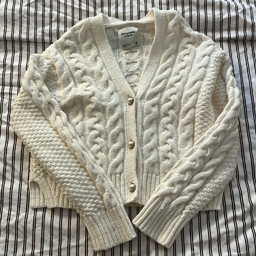 ABERCROMBIE & FITCH White Chunky Cableknit Cardigan. SIZE XS